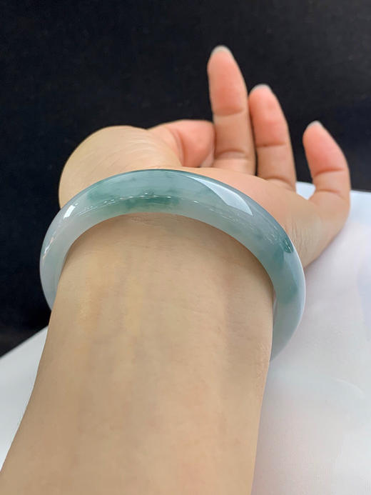 620473，57.8圈口，糯冰飘花正圈飘，白底飘蓝花，种老水足，微透 商品图5