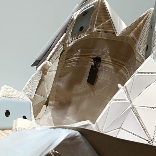 点此购买 三宅一生女士卡通拉布布图像钻石包单肩手提包 xg 324134 商品图5