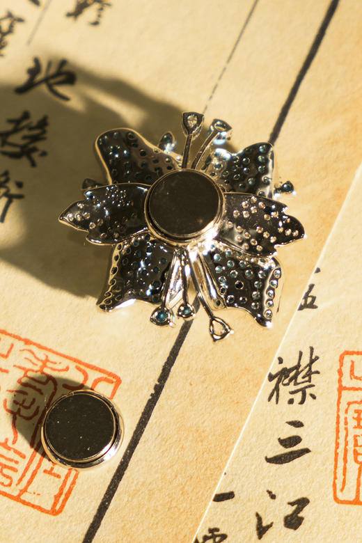 19周年满赠礼品#松石绿花朵胸针,流光溢彩的闪,磁铁吸扣不伤衣,更美丽~ 商品图6