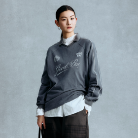 GOODBAI 粗体斜体组合logo做旧印花撞色翻领插肩长袖T恤