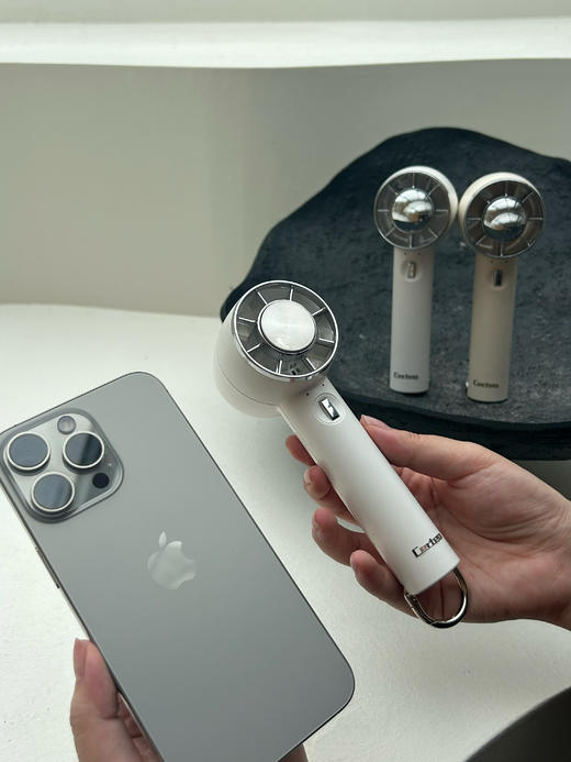 【CERTEN TM黑科技制冷手持风扇】黑科技强效10秒制冷，肌肤冰感十足 黑科技强效10秒制冷，肌肤冰感十足  外观机身小巧、好携带，卡扣设计可挂可手持可站立 轻量型静音，超长待机8小时 商品图4