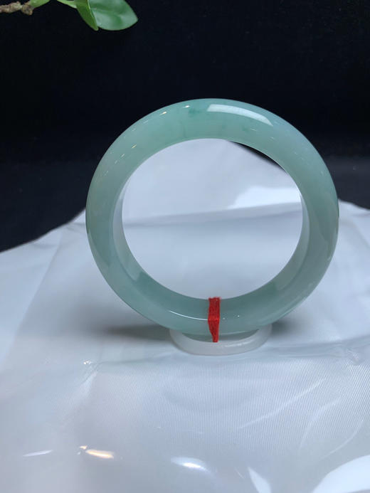 620468，54.2糯冰晴绿底手镯，整圈带晴绿底色，干净清新，底子很细 商品图1