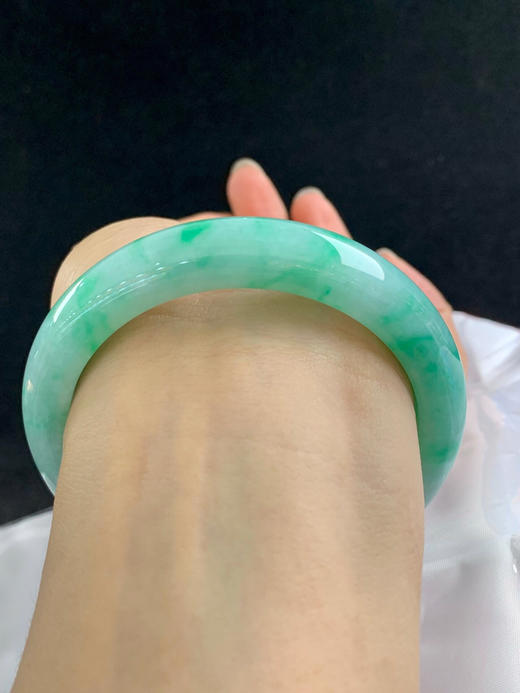 620477，58圈口，细糯满绿正圈平安镯，满绿底色飘阳绿花 ，色泽浓郁，底子细腻 商品图4