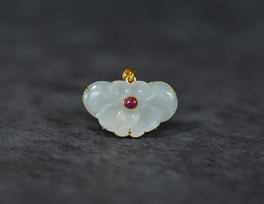 18k镶嵌和田玉牡丹花吊坠 商品图1