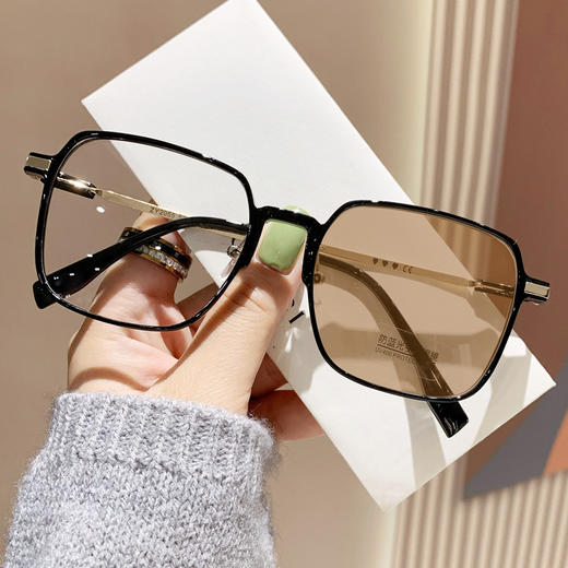 【 防蓝光感光变色眼镜】男女大框超轻高颜值显瘦素颜变色近视眼镜 商品图4