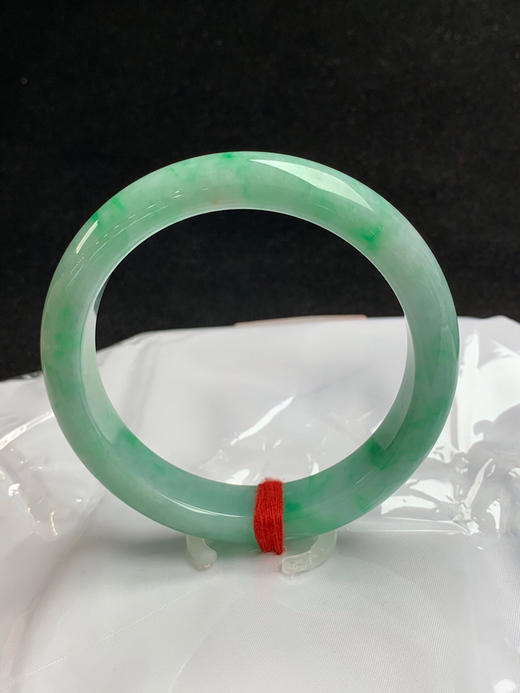 620477，58圈口，细糯满绿正圈平安镯，满绿底色飘阳绿花 ，色泽浓郁，底子细腻 商品图3