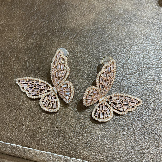 蜜桃蝴蝶耳钉 商品图0