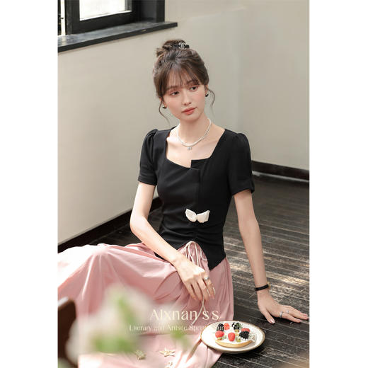 【6折秒杀】鹿向南「花蝶」气质通勤T恤2025夏季新款法式上衣半身裙两件套女QYM002129-5/QYM001385/QYM001377-1 商品图0