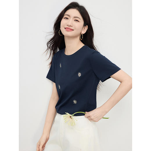 【周末秒杀】熙世界清新百搭休闲T恤散点刺绣25夏季新款女微弹舒适短袖70棉T 商品图3