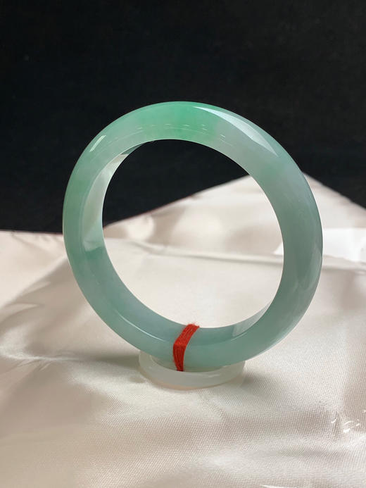 620479，53圈口，糯化飘绿正圈平安镯，果绿底色飘阳绿花，水头好 商品图2