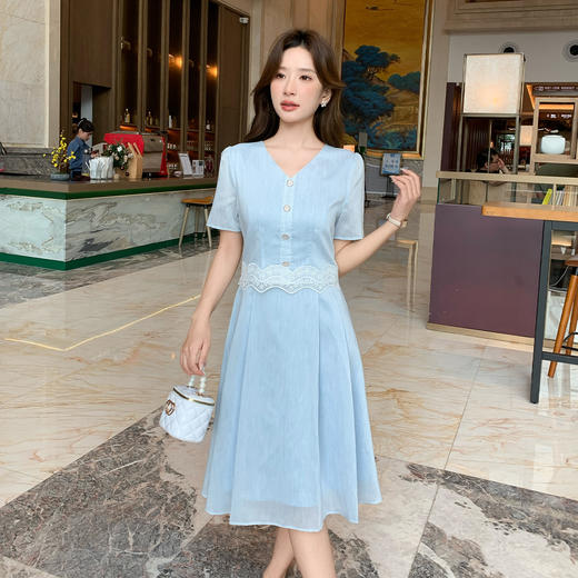 奢姿大码女装2025夏季新款胖妹妹时尚减龄V领蕾丝拼接短袖连衣裙9952835004【1】 商品图1