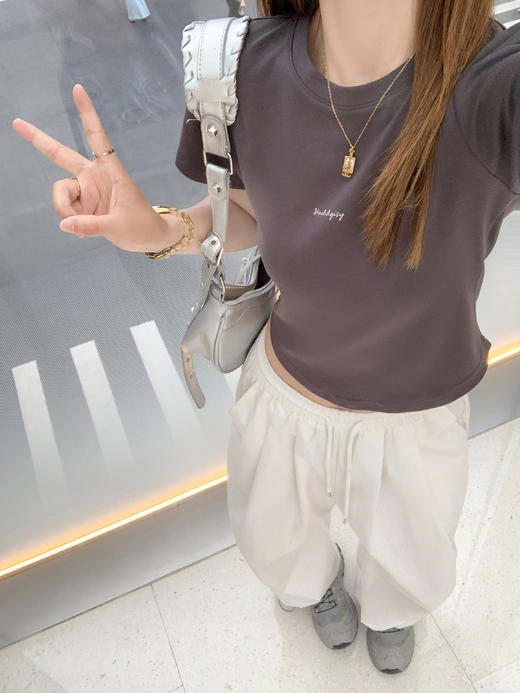 <曾小咸推荐>新品现货秒杀！卖完下架不再补 ！微信粉丝打折价！！2色简约正肩短袖t恤 日常89.99/件 立减40 秒杀49.99/件！！ 商品图6