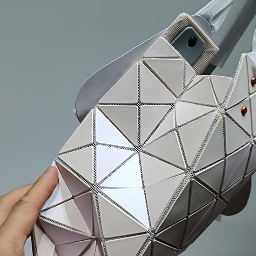 点此购买 三宅一生女士卡通拉布布图像钻石包单肩手提包 xg 324134 商品图8