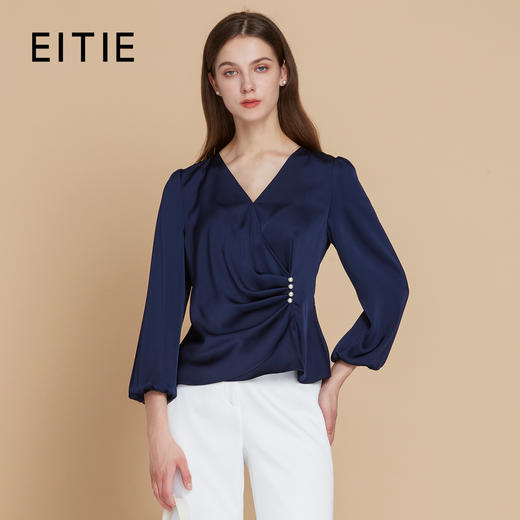 【缎面通勤收腰上衣】EITIE爱特爱气质V领优雅蓝色2025秋季新款C2513824 商品图0