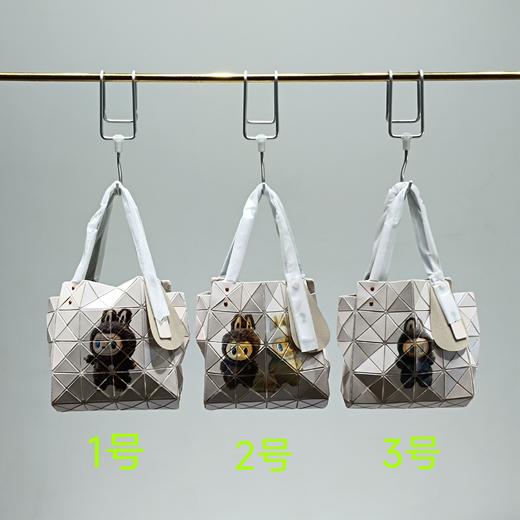 点此购买 三宅一生女士卡通拉布布图像钻石包单肩手提包 xg 324134 商品图0