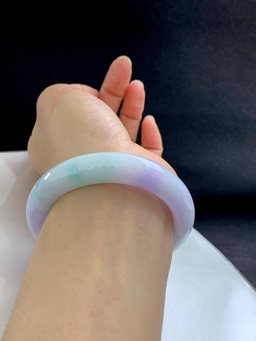 620472，56圈口，细糯春彩正圈平安镯，条形厚装，浓紫飘绿 商品图5