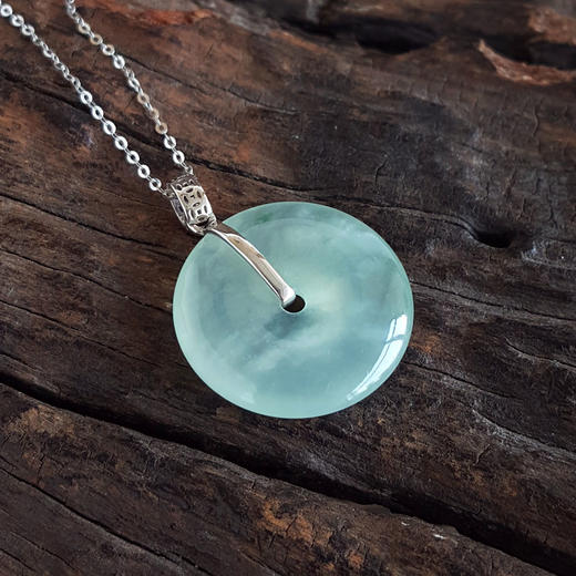 【天然正品】A货翡翠AU750白金镶天然细腻冰种平安扣翡翠吊坠项链27.7*21.5*5.4MM（皆取最大值）女士现售价：2880！090725NJM09 商品图3