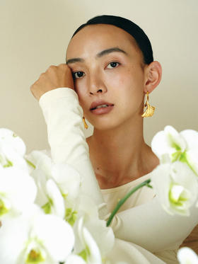 银鎏金仙鹤石榴石耳环