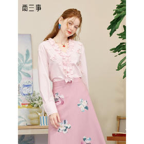 两三事 如约盛开 2025夏季新款木耳边v领立体花朵条纹长袖衬衫女