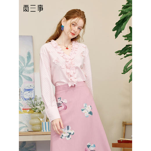 两三事 如约盛开 2025夏季新款木耳边v领立体花朵条纹长袖衬衫女 商品图0