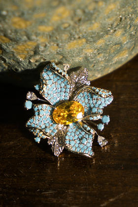 19周年满赠礼品#松石绿花朵胸针,流光溢彩的闪,磁铁吸扣不伤衣,更美丽~