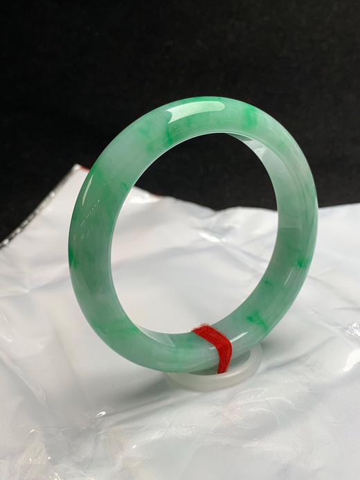 620477，58圈口，细糯满绿正圈平安镯，满绿底色飘阳绿花 ，色泽浓郁，底子细腻 商品图1