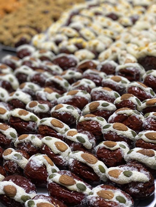 花样奶枣，好吃好看，赏心悦目，又有红枣的醇香甘甜，还有奶香十足的奶酱诱惑，再配上不同口味的搭配呈现出不同的美妙滋味！果干酥脆、肉松咸香、抹茶清新！ 商品图1