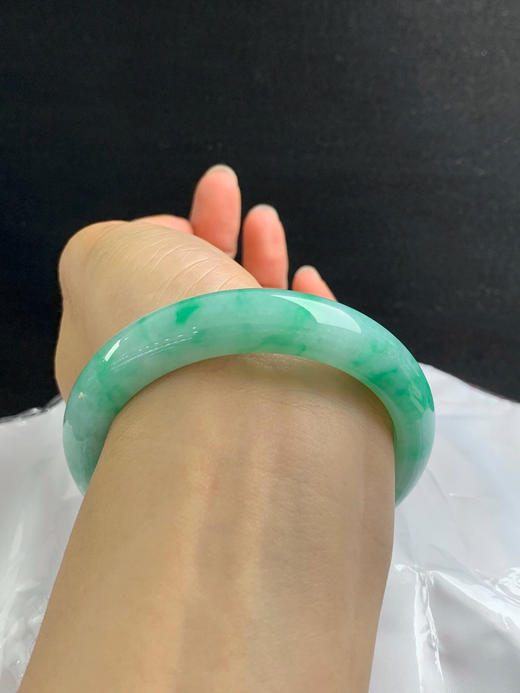 620477，58圈口，细糯满绿正圈平安镯，满绿底色飘阳绿花 ，色泽浓郁，底子细腻 商品图5