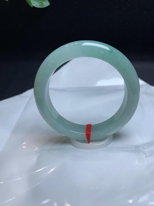 620468，54.2糯冰晴绿底手镯，整圈带晴绿底色，干净清新，底子很细 商品图3