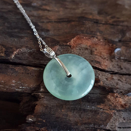 【天然正品】A货翡翠AU750白金镶天然细腻冰种平安扣翡翠吊坠项链27.7*21.5*5.4MM（皆取最大值）女士现售价：2880！090725NJM09 商品图2