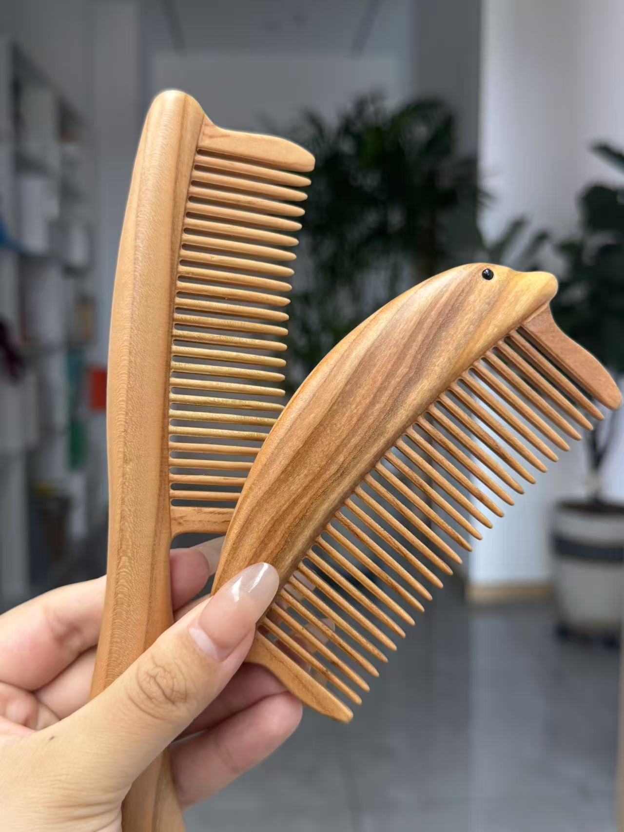 【桃木系列-桃木梳】桃木本身是阳刚之木，多用它梳头，可以刺激穴位，提神醒脑