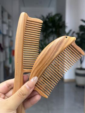【桃木系列-桃木梳】桃木本身是阳刚之木，多用它梳头，可以刺激穴位，提神醒脑