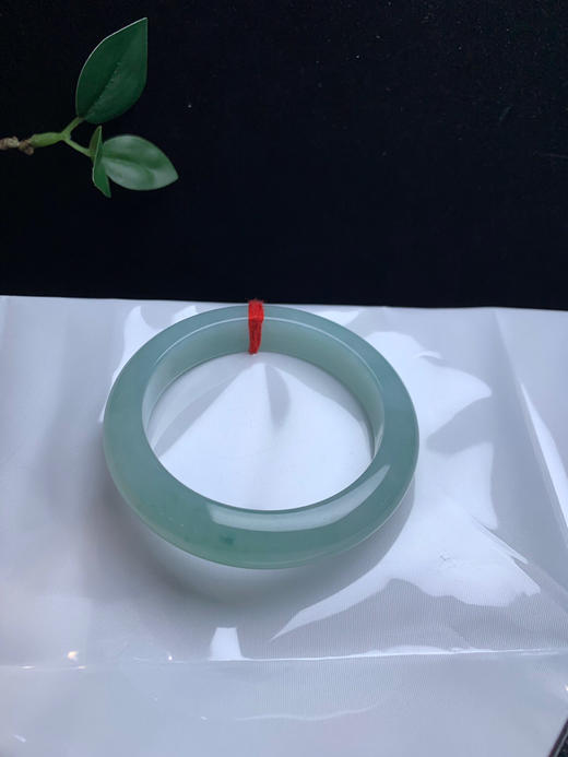 620468，54.2糯冰晴绿底手镯，整圈带晴绿底色，干净清新，底子很细 商品图4