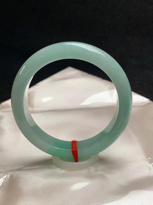 620479，53圈口，糯化飘绿正圈平安镯，果绿底色飘阳绿花，水头好 商品图3