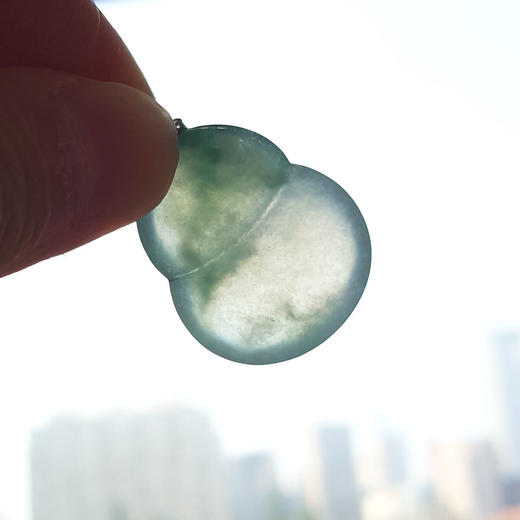 【天然正品】A货翡翠AU750白金镶天然细腻冰种飘蓝花葫芦造型（福禄平安）翡翠吊坠项链32.8*21.2*6.4MM（皆取最大值）女士现售价：4380！090725NJM08 商品图8