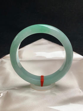 620479，53圈口，糯化飘绿正圈平安镯，果绿底色飘阳绿花，水头好