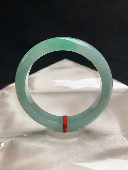 620479，53圈口，糯化飘绿正圈平安镯，果绿底色飘阳绿花，水头好 商品图0