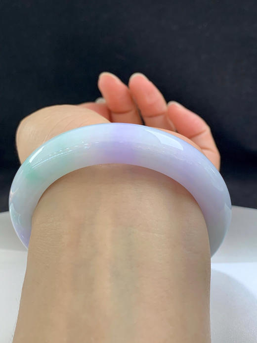 620472，56圈口，细糯春彩正圈平安镯，条形厚装，浓紫飘绿 商品图4