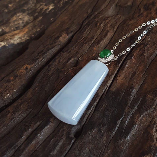 【天然正品】A货翡翠AU750白金镶钻镶天然细腻糯冰种紫罗兰平安无事牌翡翠吊坠项链34.0*11.6*5.4MM（皆取最大值）女士现售价：2480！030425AH16 商品图3