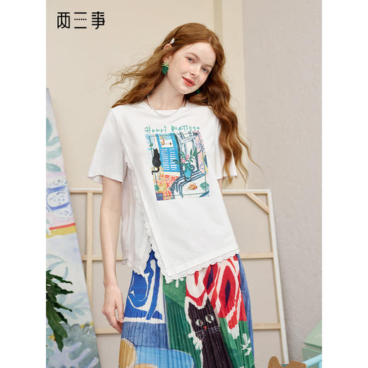 两三事画中往事2025夏新款休闲蕾丝拼接不对称下摆印花短袖t恤女 商品图0