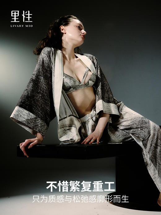 里性 LIVARY MIO 艺术家杨婉联名限定礼盒套装家居服真丝印花可外穿睡袍 商品图2