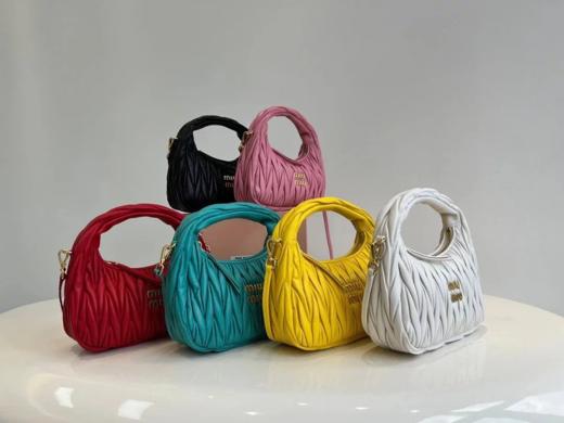 MIU MIU缪缪 Wander系列 金属刻字徽标凸纹拉链开合 软羊革 Hobo包腋下包斜挎单肩包 常规 女款 多色可选（LZ） 商品图0