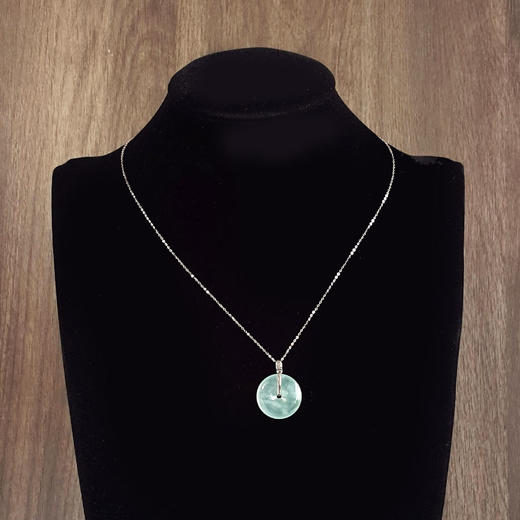 【天然正品】A货翡翠AU750白金镶天然细腻冰种平安扣翡翠吊坠项链27.7*21.5*5.4MM（皆取最大值）女士现售价：2880！090725NJM09 商品图9