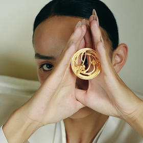 錾刻鸢尾花铜鎏金胸针