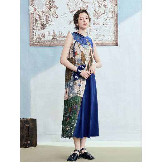 两三事 世界尽头 2025夏季新款复古压褶印花布拼接无袖连衣裙 商品图3
