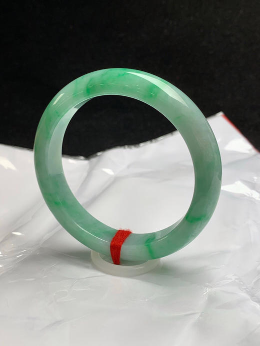 620477，58圈口，细糯满绿正圈平安镯，满绿底色飘阳绿花 ，色泽浓郁，底子细腻 商品图2