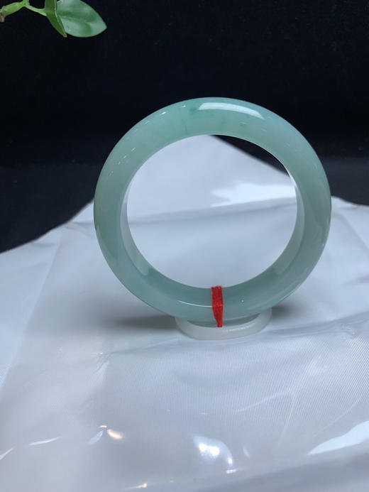620468，54.2糯冰晴绿底手镯，整圈带晴绿底色，干净清新，底子很细 商品图2