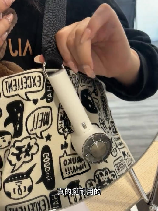 【CERTEN TM黑科技制冷手持风扇】黑科技强效10秒制冷，肌肤冰感十足 黑科技强效10秒制冷，肌肤冰感十足  外观机身小巧、好携带，卡扣设计可挂可手持可站立 轻量型静音，超长待机8小时 商品图3