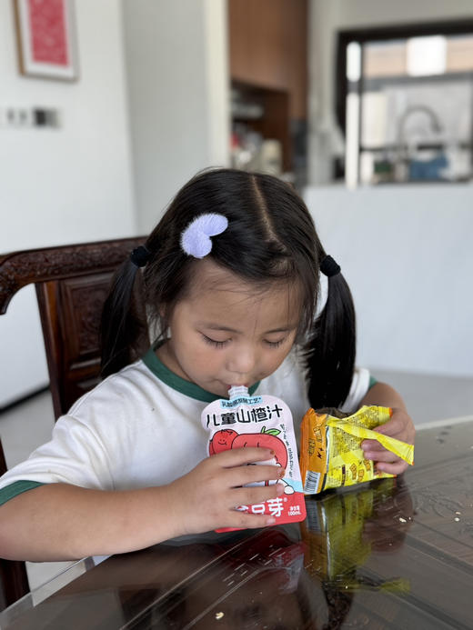 《活动：多送一包》无添加下火金银花柚子汁🧃山楂苹果汁！配料表不添加防腐剂，甜蜜素，着色剂，纯纯果汁，仿佛阳光下新鲜水果在嘴巴里爆汁，入口不涩，酸甜好喝，100ml便携袋装，含有丰富的VC哦 商品图10