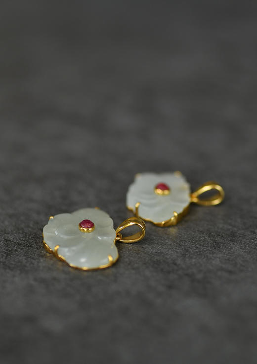 18k镶嵌和田玉牡丹花吊坠 商品图2